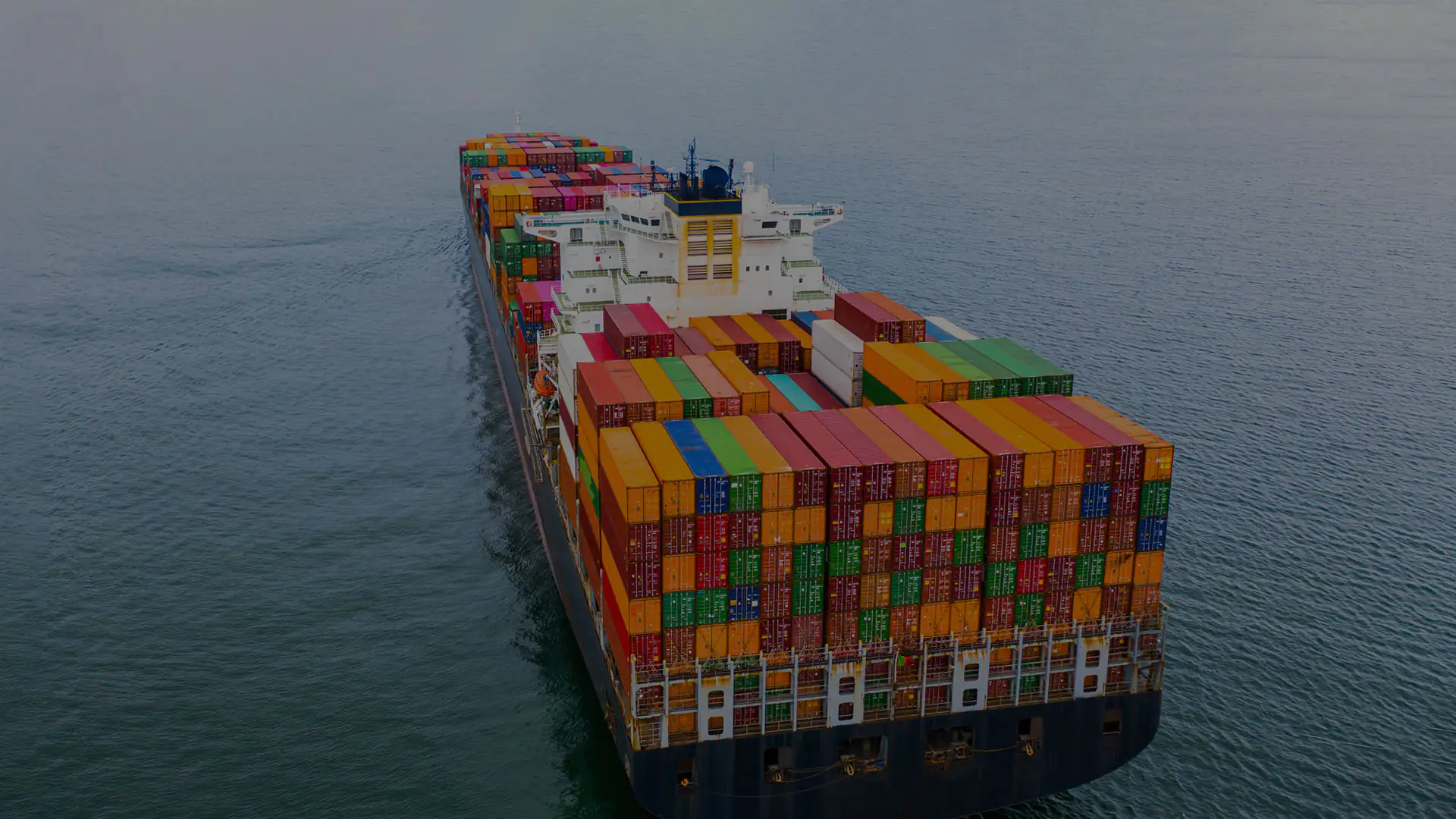 Portacontenedores navegando en alta mar rumbo al Caribe